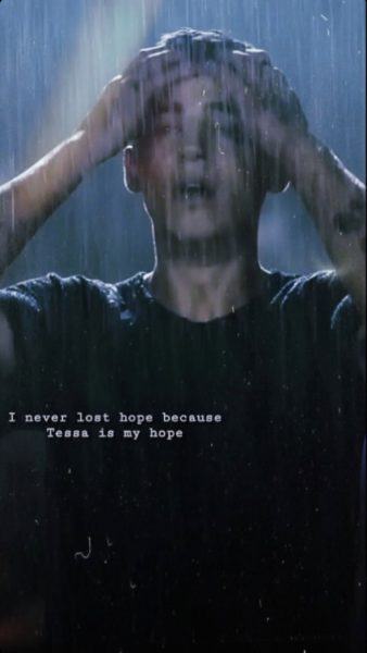 một cậu bé buồn khóc trong mưa