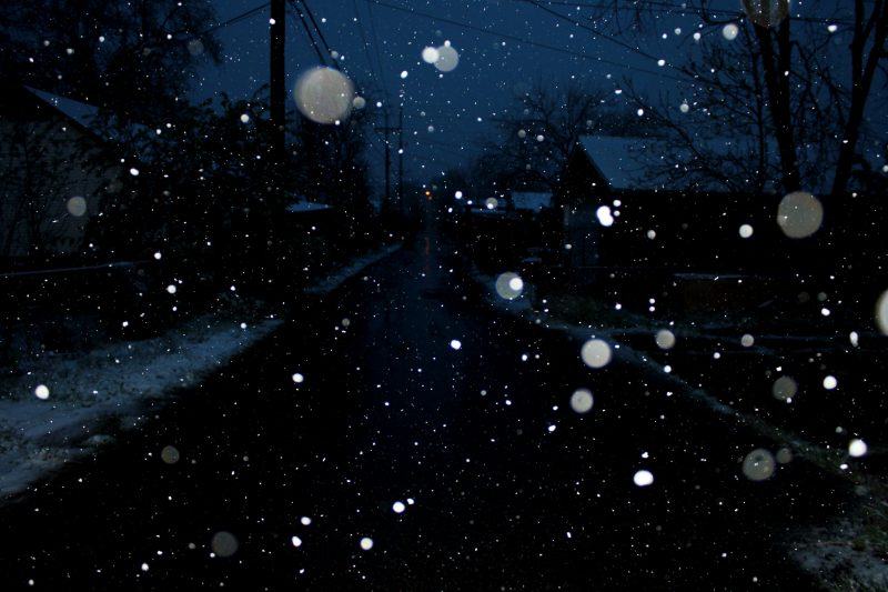 Hình ảnh tuyết rơi trong đêm tối