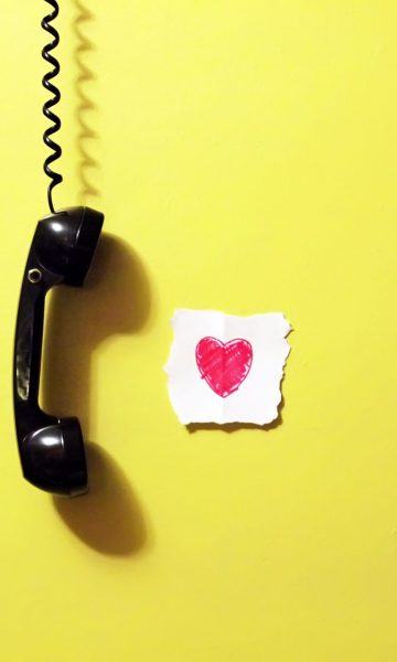 hình trái tim và điện thoại