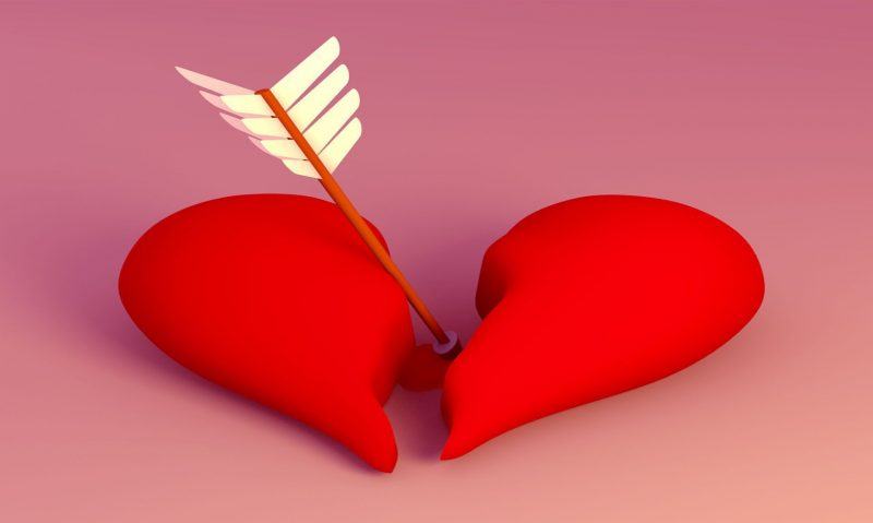 một hình ảnh buồn của một trái tim bị mũi tên xuyên qua