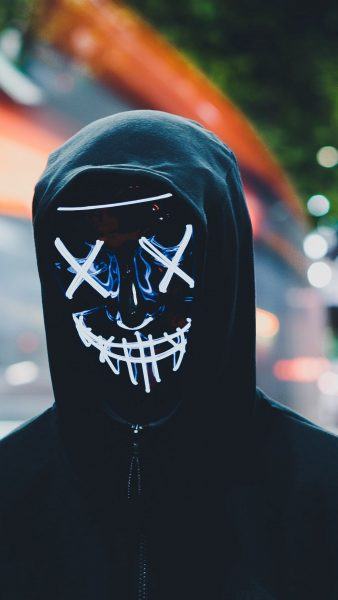 hình ảnh spoiler của áo hoodie đen và mặt nạ