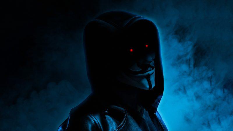 hình ảnh hacker mắt đỏ trong bóng tối