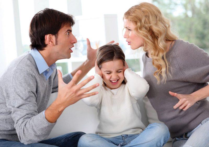 một bức ảnh gia đình buồn về cha mẹ cãi nhau trước mặt con cái