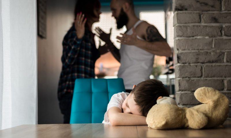 hình ảnh buồn của một gia đình, đứa trẻ chán nản khi bố mẹ cãi nhau