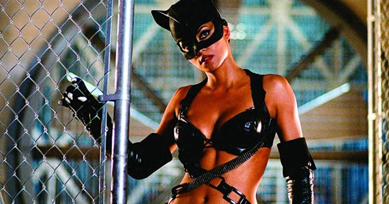 Halle Berry đóng vai Catwoman trong bộ phim cùng tên năm 2004.  (Qua Elle)