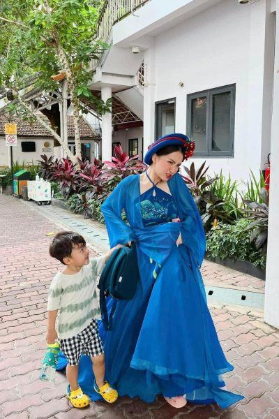 Hình ảnh Thị Mầu Hòa Minzy đi đón con trai