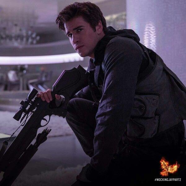 Liam Hemsworth gây sốt sau màn bắn tên trong The Hunger Games