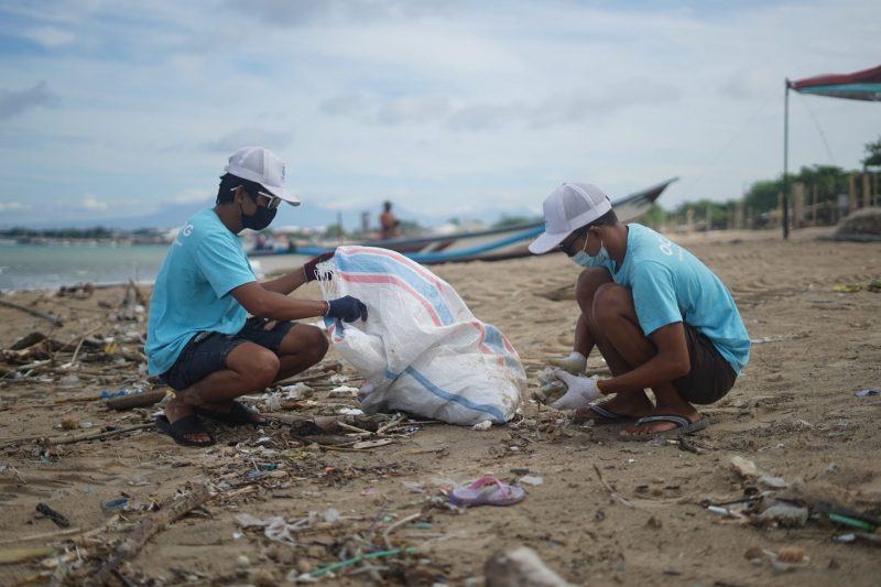 hình ảnh bảo vệ môi trường nhặt rác trên biển