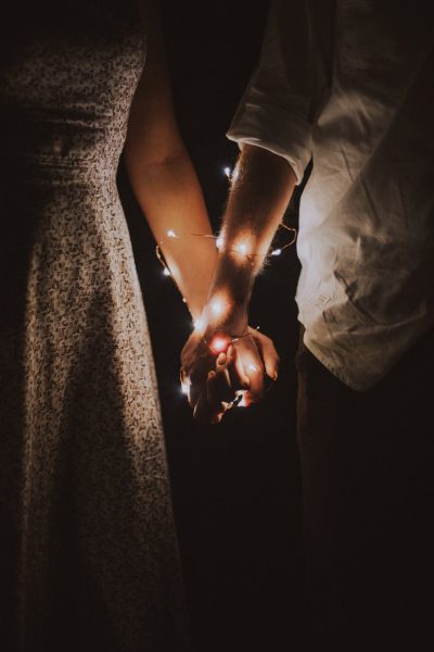 Những người yêu nhau nắm tay trong ánh sáng rực rỡ