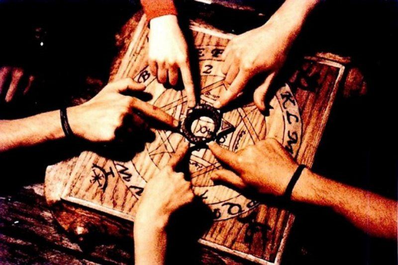 Ouija là gì?  Khám phá những bí mật nguy hiểm của trò chơi triệu hồi