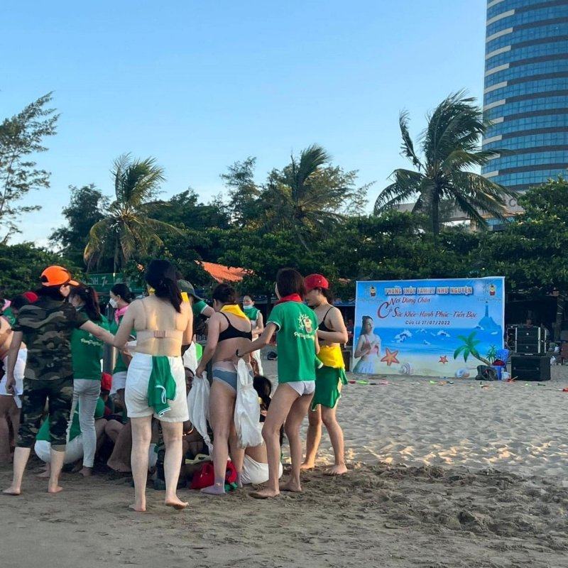 Hình ảnh chị em tham gia team building tại Cửa Lò