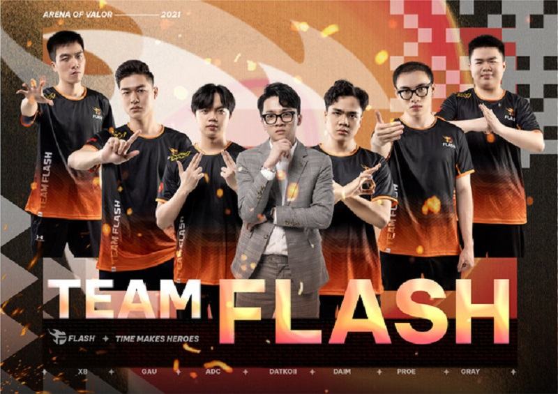 FL Elly làm việc khi Team Flash tuyển thành viên mới