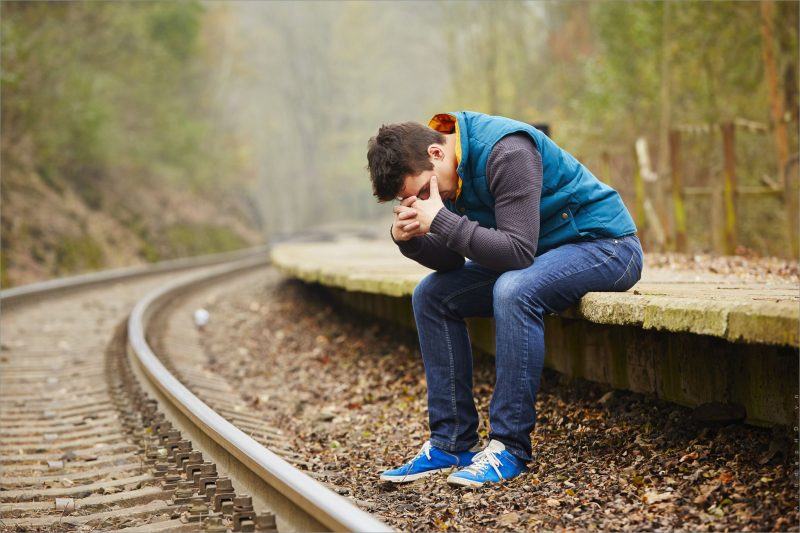 Hình ảnh con trai khóc buồn cô đơn đau khổ vì tình yêu cuộc sống