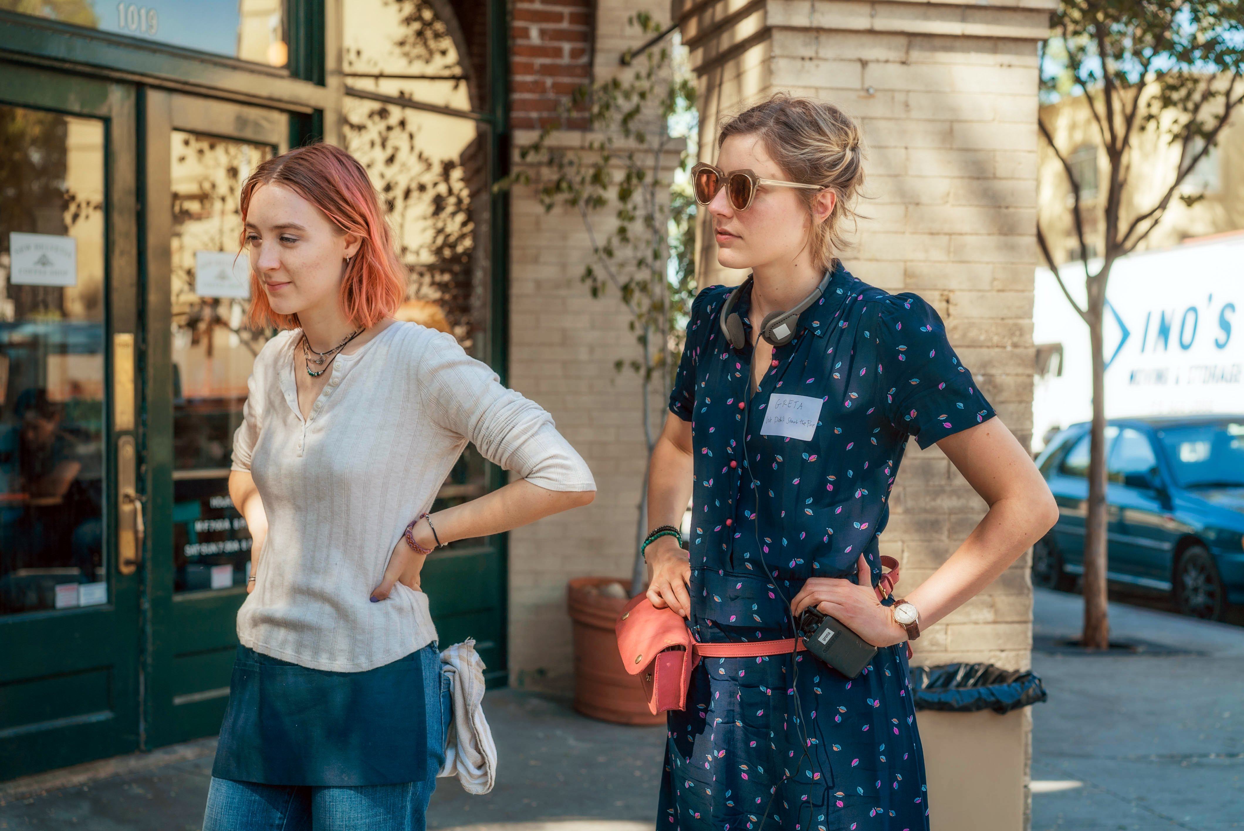 Greta Gerwig trên phim trường Lady Bird với Saoirse Ronan (Ảnh: Rolling Stone)