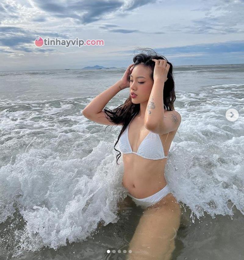Trần Hoàng Anh Thư khoe dáng với bikini 2