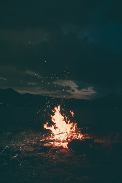 Một bức ảnh buổi tối với ngọn lửa đang cháy