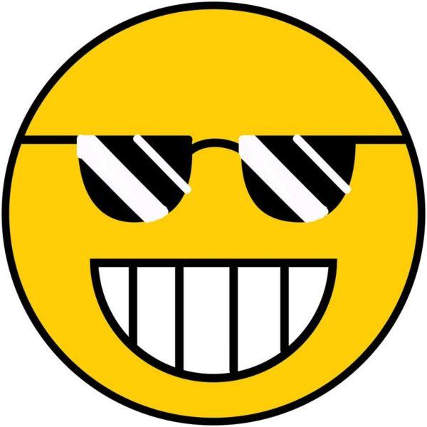 hình ảnh khuôn mặt cười với hàm răng nghiến chặt đeo kính đen