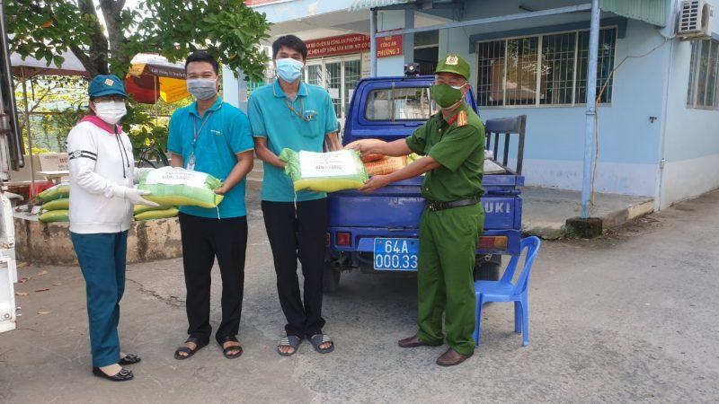 hình ảnh công an phát cơm cho người dân