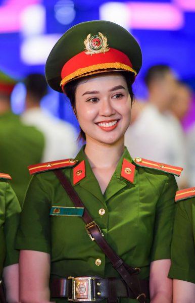 Chân dung nữ cảnh sát tươi cười