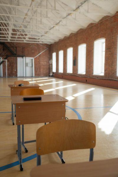 Hình ảnh của một lớp học trống với cửa sổ kính suốt từ trần đến sàn