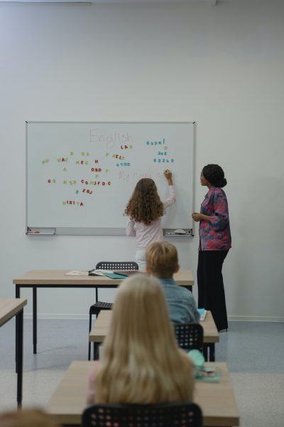 Hình ảnh lớp học của học sinh viết trên bảng