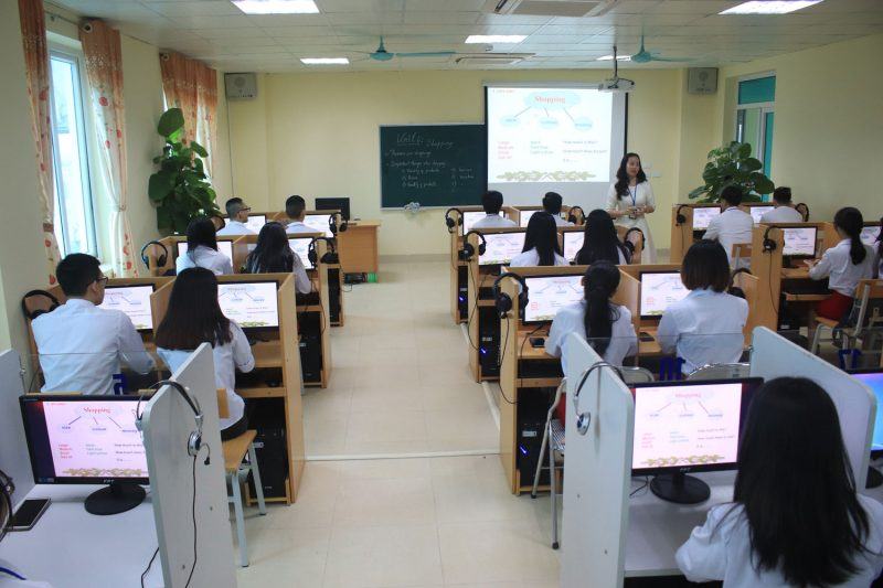 hình ảnh lớp học máy tính với giáo viên