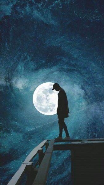 Hình ảnh đêm buồn của chàng trai đi dưới ánh trăng