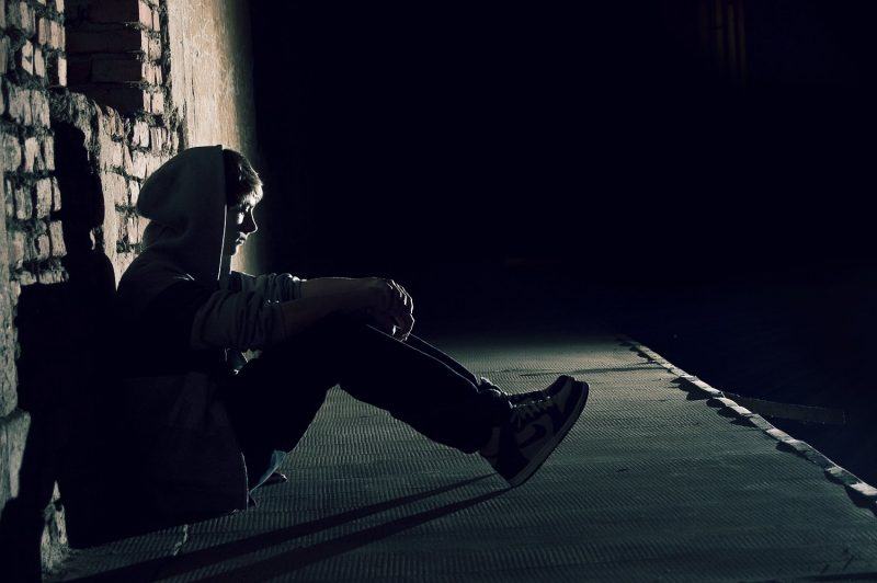 Hình ảnh buổi tối buồn của một chàng trai ngồi một mình
