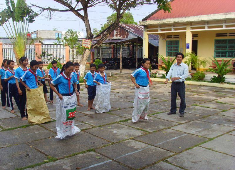 Hình ảnh trò chơi Việt Nam, nơi học sinh nhảy bao bố