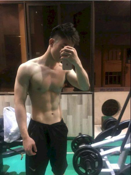 Ảnh 6 chàng công viên trong phòng tập gym