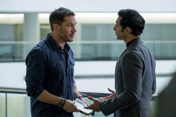 Tom Hardy (trái) trong vai Eddie Brock (Ảnh: Sony)