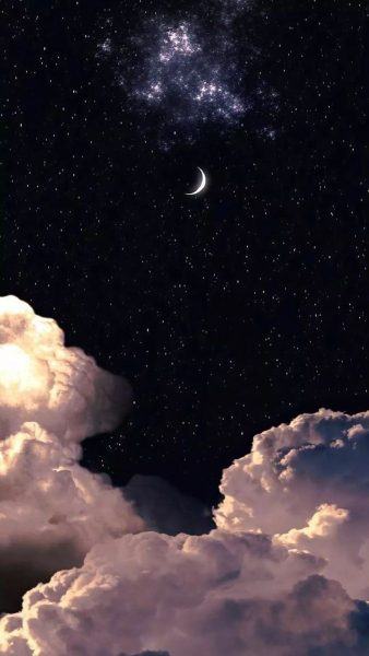 bầu trời đêm với những đám mây trắng và vầng trăng khuyết