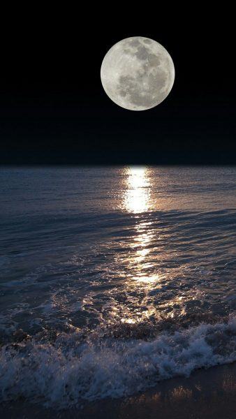 một bức tranh về bầu trời đêm, những con sóng và mặt trăng