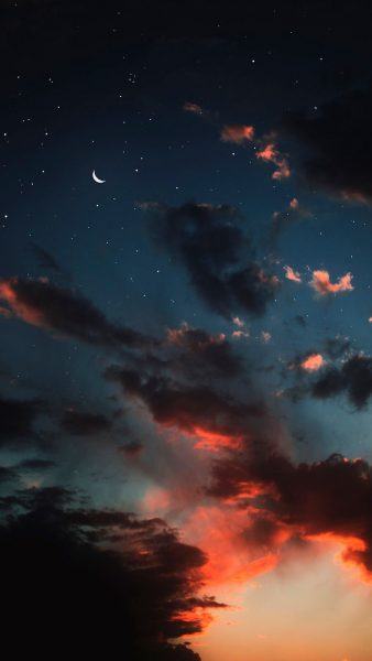 hình ảnh bầu trời đêm, những đám mây màu cam và hồng, bồng bềnh