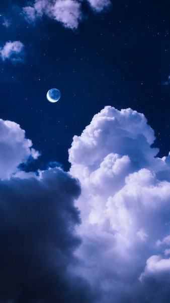 hình ảnh bầu trời đêm với những đám mây trôi