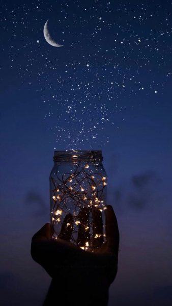 một bức ảnh bầu trời đêm với ánh đèn lấp lánh bên trong chai
