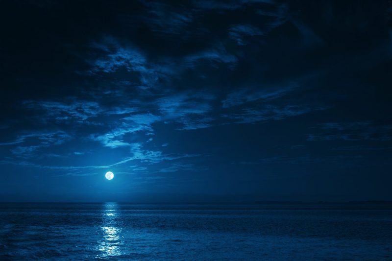 một bức tranh về bầu trời đêm với mặt trăng tỏa sáng trên làn nước trong xanh