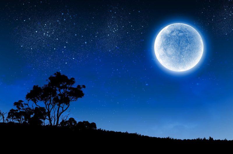 một bức tranh về những ngôi sao đẹp trên bầu trời và mặt trăng xanh
