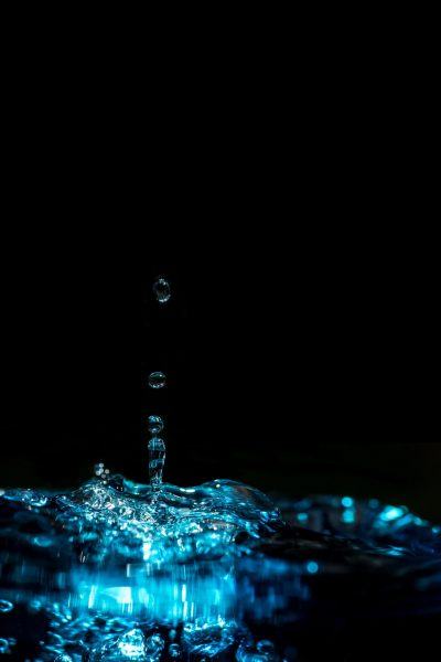 một hình ảnh của một giọt nước nổi lên từ mặt nước