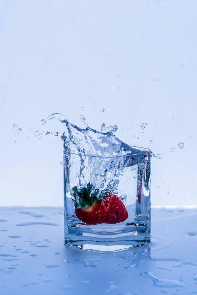 Hình ảnh giọt nước từ quả dâu tây rơi xuống cốc