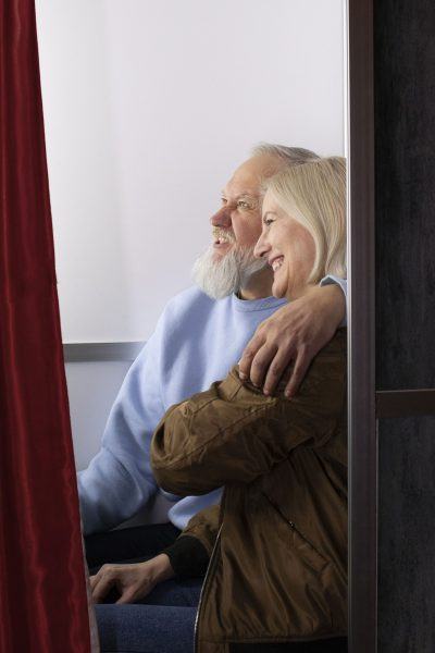 Hình ảnh đôi vợ chồng già hạnh phúc nhìn ra cửa