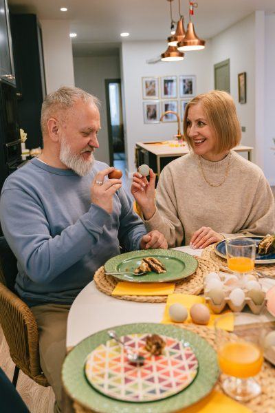 Hình ảnh đôi vợ chồng già hạnh phúc cùng nhau ăn uống