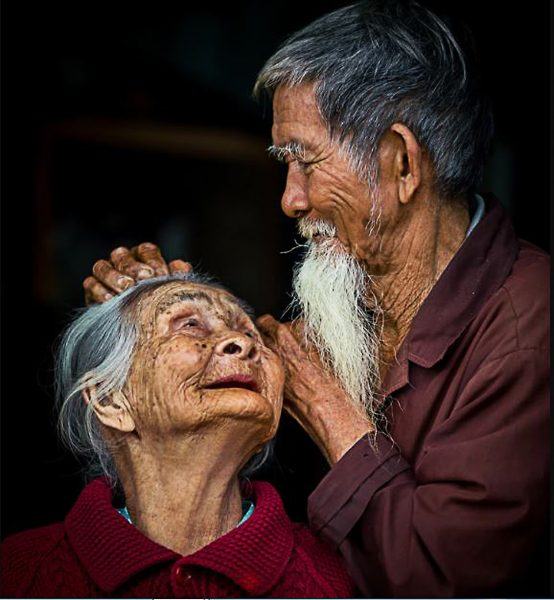 Chân dung của một cặp vợ chồng già hạnh phúc khi một ông già và một bà già nhìn nhau