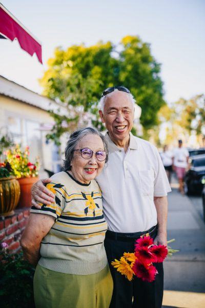 Chân dung một cặp vợ chồng già chụp ảnh và mỉm cười hạnh phúc