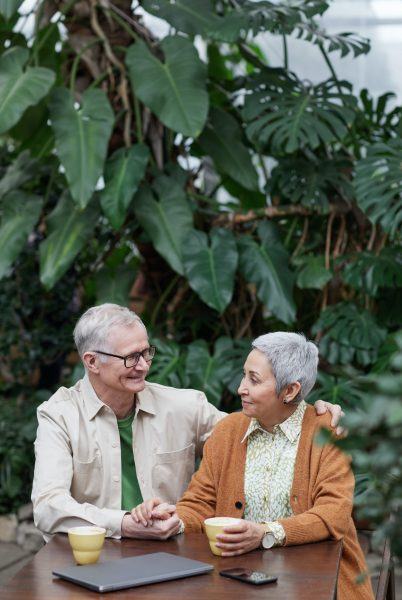 Chân dung cặp vợ chồng già hạnh phúc nhìn nhau dưới gốc cây xanh