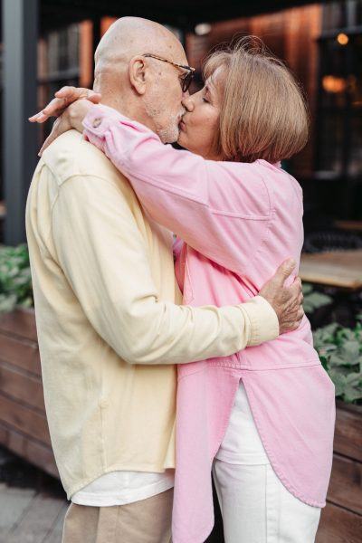 Hình ảnh cặp vợ chồng già hạnh phúc ôm hôn nhau