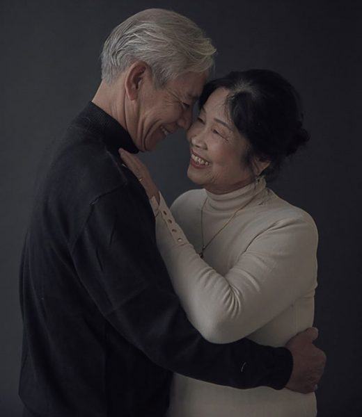 Chân dung một cặp vợ chồng già ôm nhau mỉm cười hạnh phúc