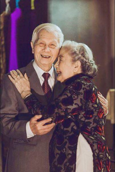 Hình ảnh người già ôm nhau hạnh phúc