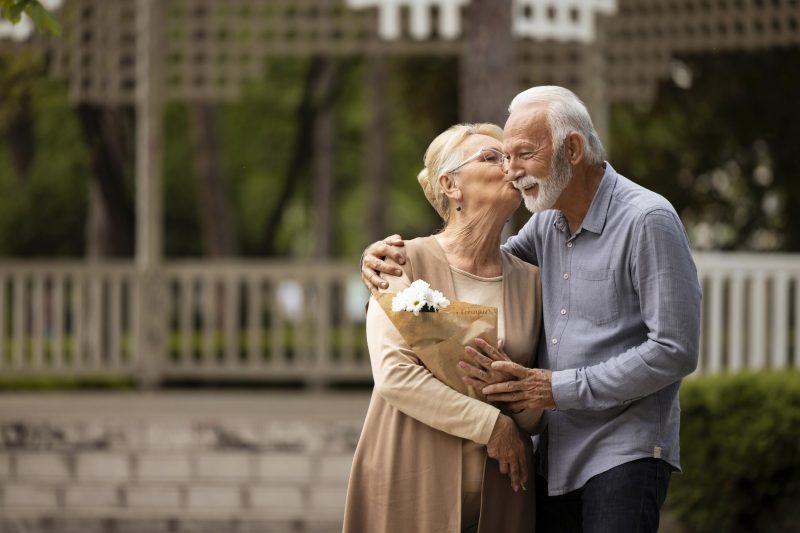 Hình ảnh người già hạnh phúc hôn nhau
