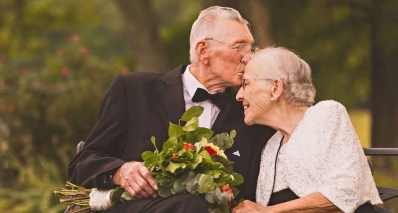Hình ảnh đôi vợ chồng già hạnh phúc trên ghế đá công viên